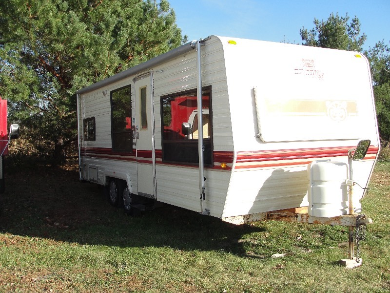 1986 - 24' Fleetwood Prowler Camper Trailer 