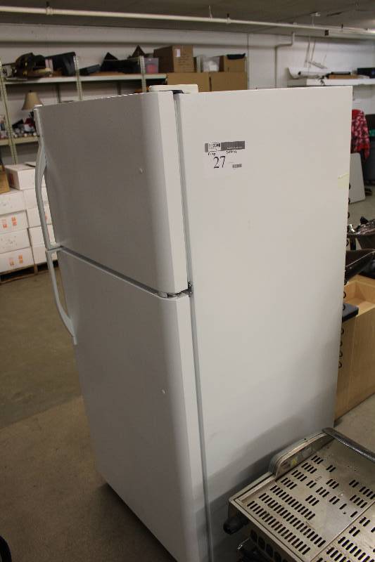 White Kenmore Top-Freezer Refrigerator | Salon Liquidation Sale in