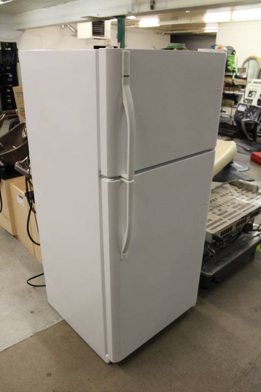 White Kenmore Top-Freezer Refrigerator | Salon Liquidation Sale in