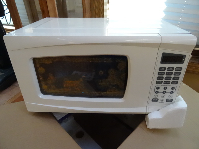Rival Microwave 700 watts NEW but check pictures | K & C Auctions