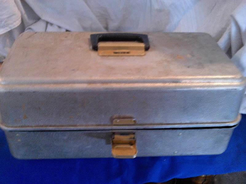 vintage aluminum tackle box  VINTAGE ,ANTIQUES, STRAIGHT EDGES