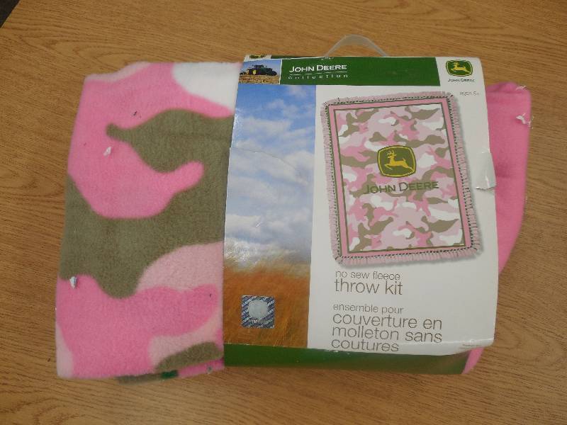 John Deere Collection Deer Logo Pink Camo Blanket No-sew Throw Kit