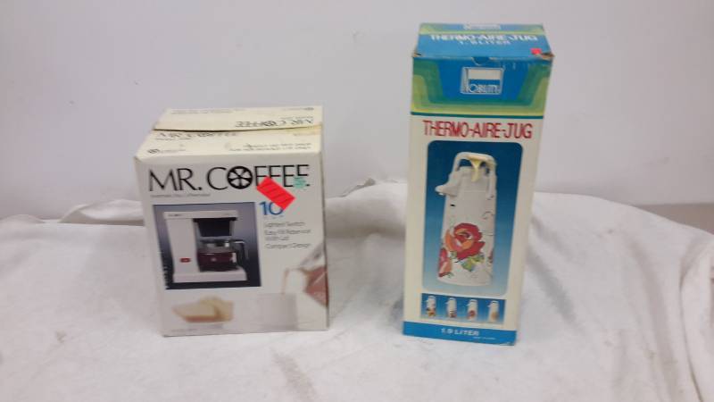 lot 20 image: Coffee maker and airpot
