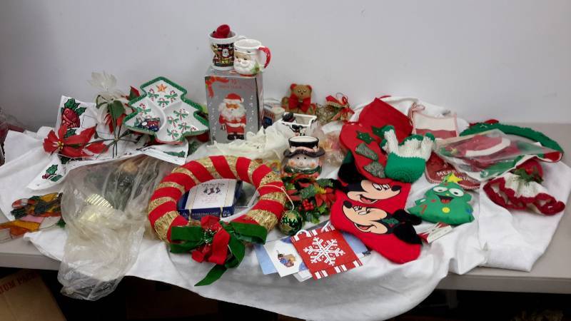 lot 29 image: Christmas dcor