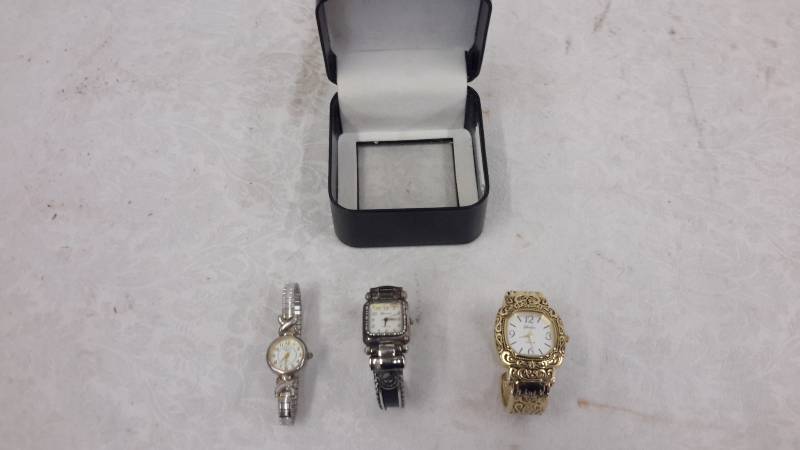 lot 46 image: Ladies watches