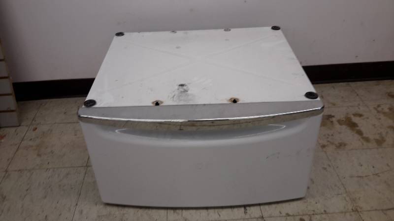 lot 83 image: Appliance pedistal