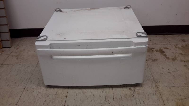 lot 84 image: Appliance pedistal
