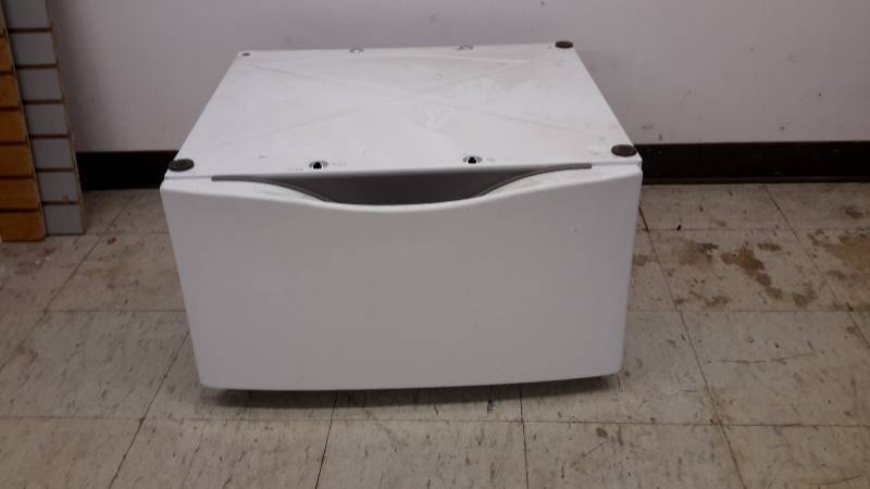 lot 87 image: Appliance pedistal