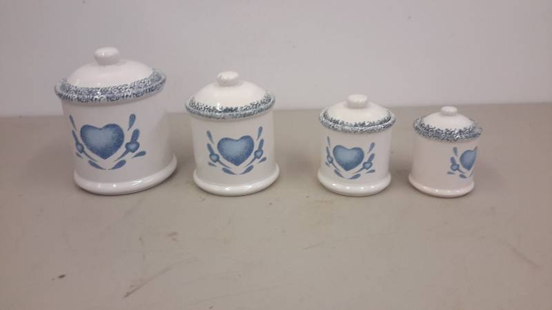 lot 124 image: Containers