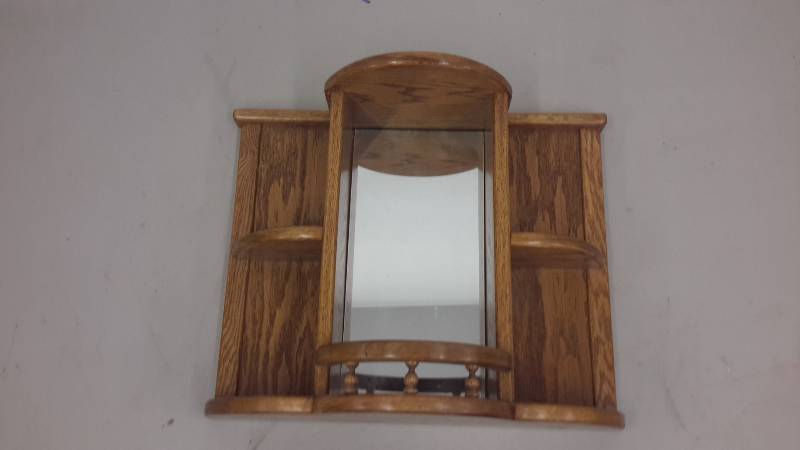 lot 126 image: Knick knack shelf
