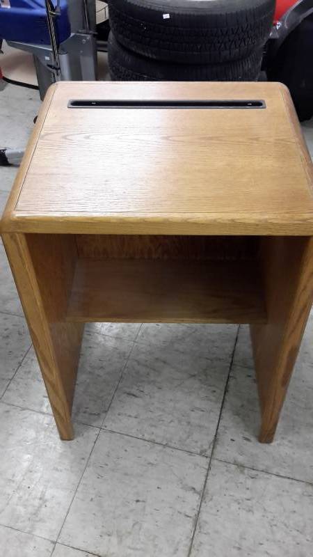 lot 142 image: Office furniture