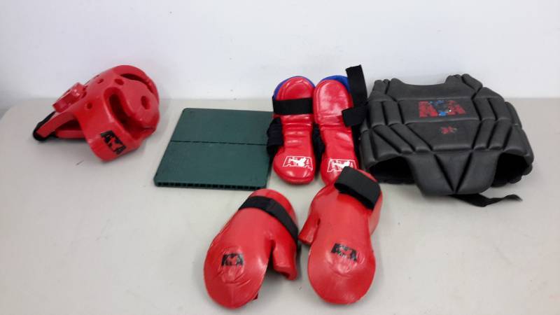 lot 164 image: Tae-Kwon-Do riggings