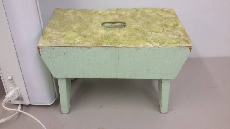 lot 174 image: Lights and stool