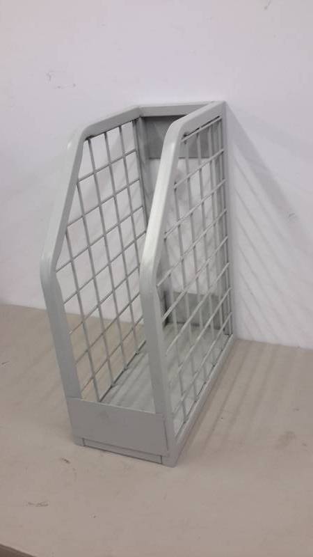 lot 200 image: Metal rack