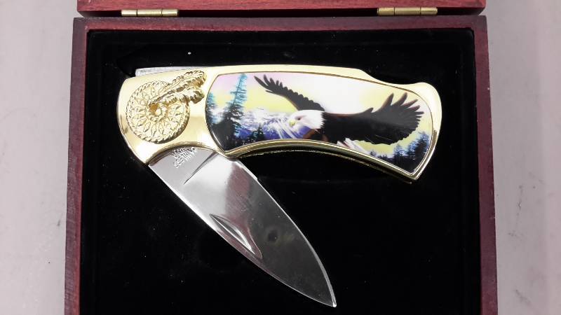 lot 206 image: Knife in case