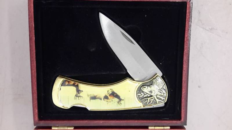 lot 207 image: Knife with deer in case