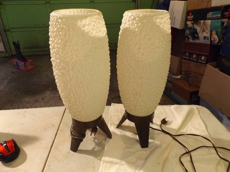 lot 39 image: Pair of Lamp