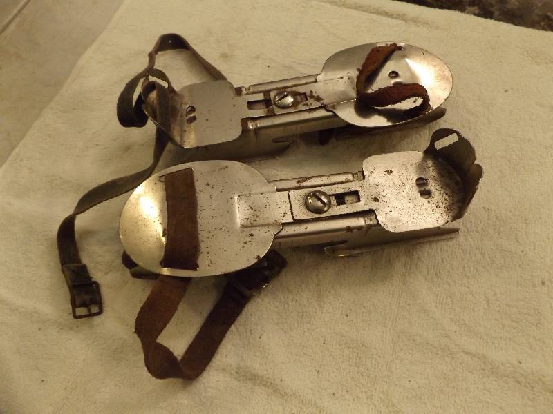 lot 54 image: Old Childs Ice Skates