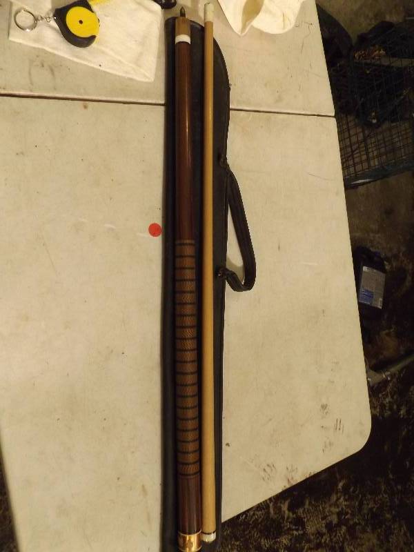 lot 75 image: Pool Cue