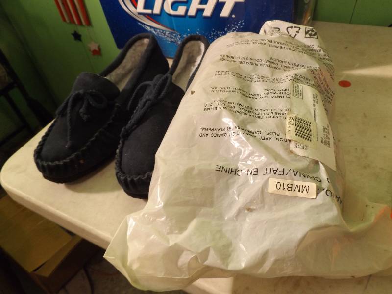 lot 107 image: 2 New Pairs of Slippers