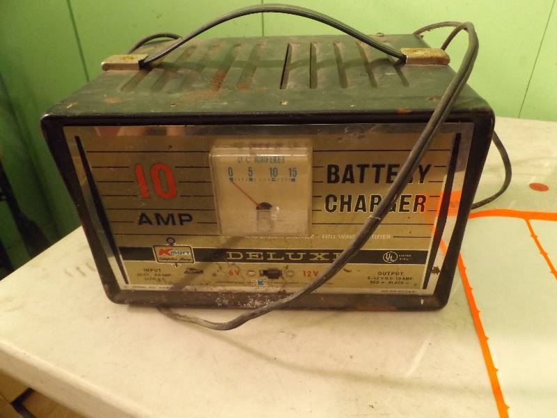 lot 118 image: Battery Charger