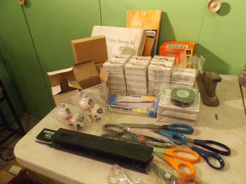 lot 129 image: Office items
