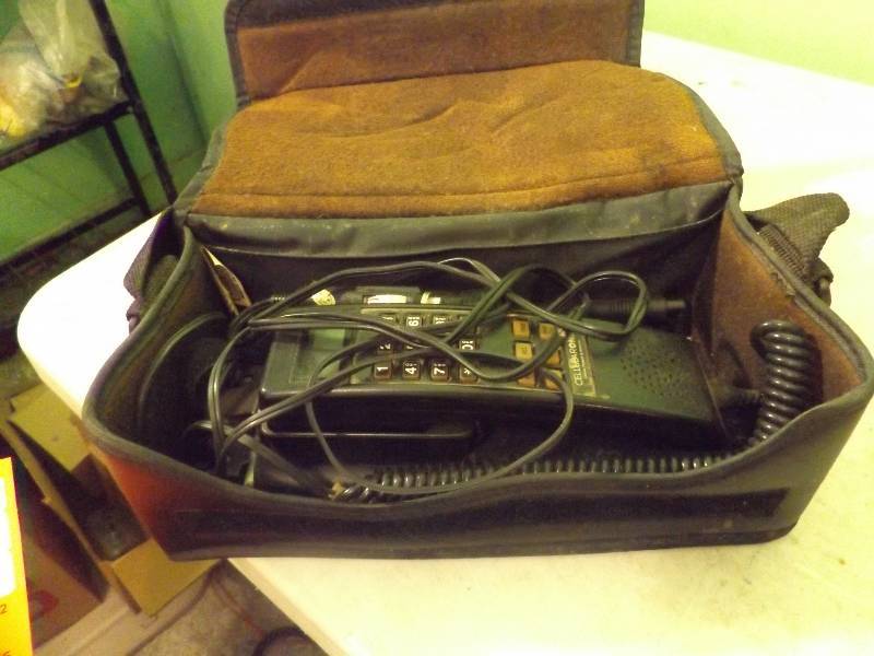 lot 131 image: Bag Phone