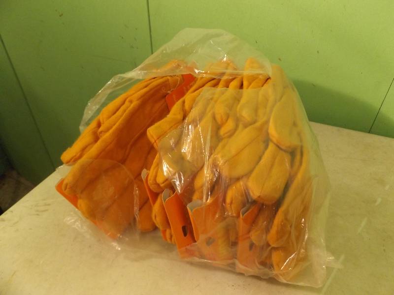 lot 145 image: Gloves
