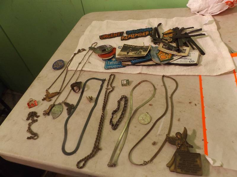 lot 160 image: Jewelry and Magnets