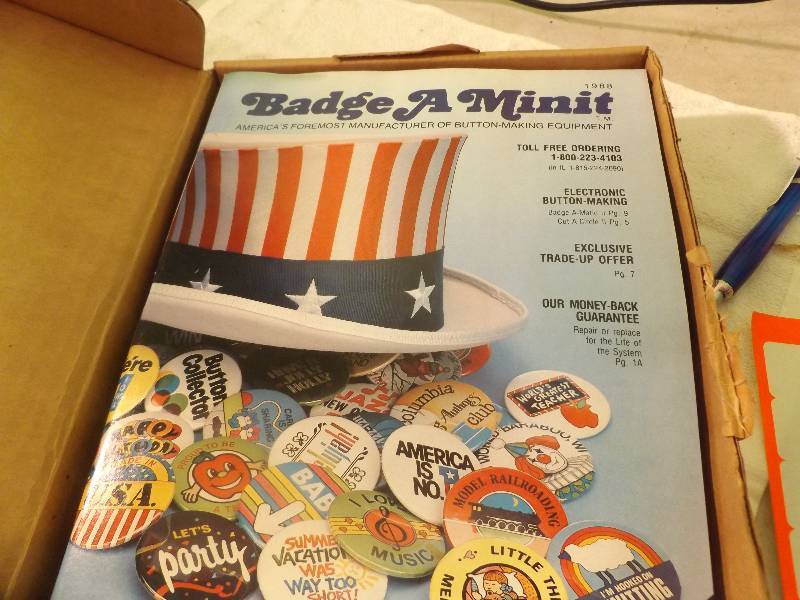 lot 165 image: Badge a minit
