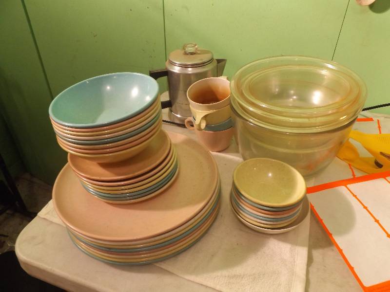 lot 168 image: Imperial Ware dishes and pyrex bowls