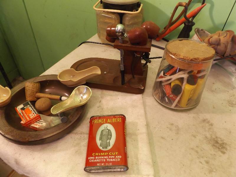 lot 190 image: Pipes and smoking items