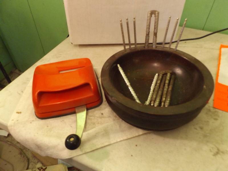 lot 200 image: Nut Crackers and bowl