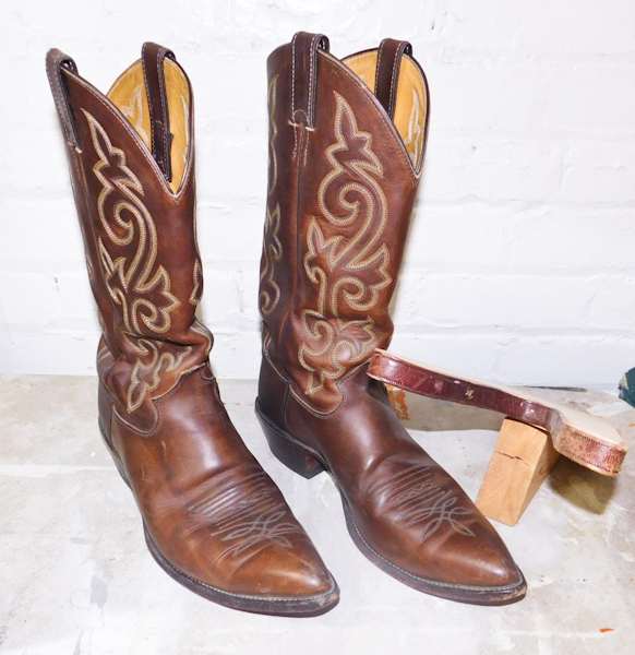 Justin 11B style 2252 and wooden bootjack