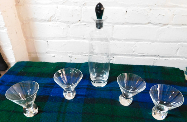 decanter and 4 drinking glasses