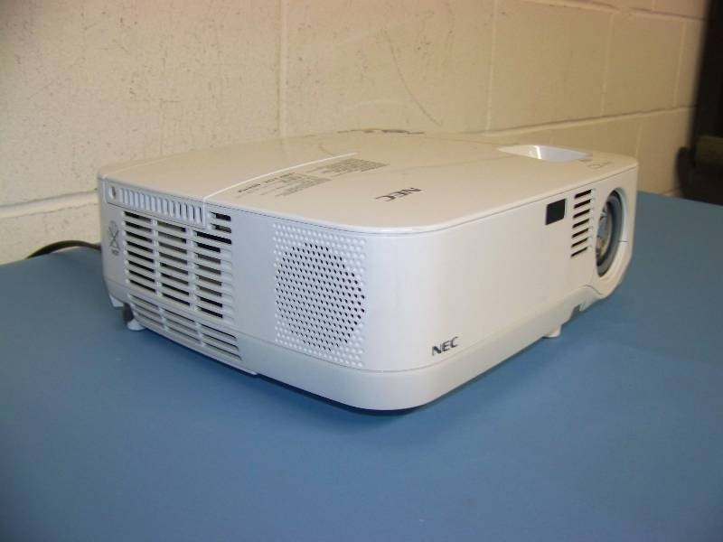 lot 19 image: NEC, NP400, LCD Projector