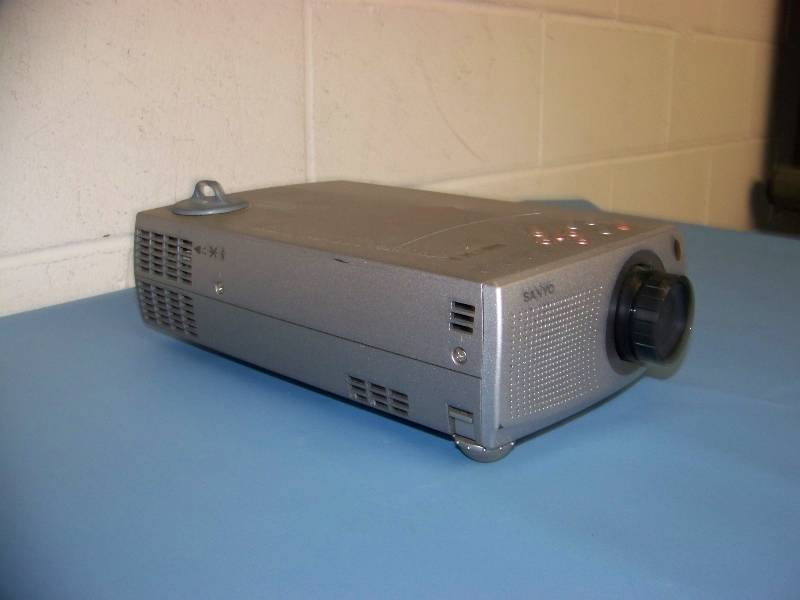 lot 20 image: Sanyo, PLC-SW15, LCD Projector