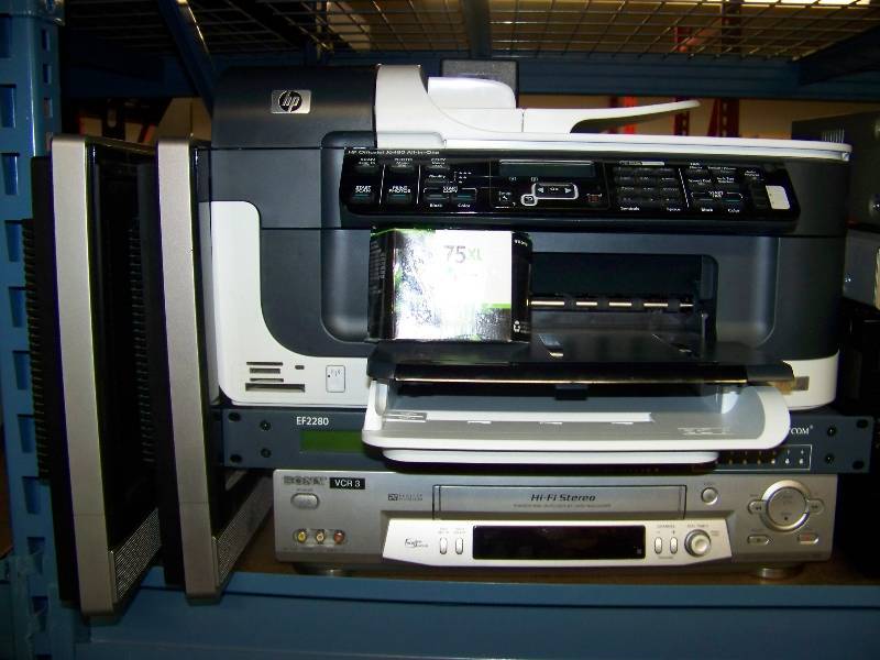 lot 106 image: Miscellaneous lot of Audio  Video items for PARTS  REPAIR