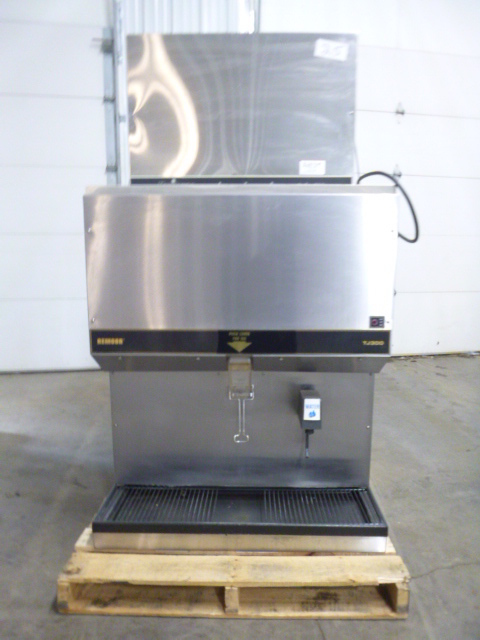 lot 25 image: Manitowoc Series 600 Ice Maker and Cornelius Water Dispenser