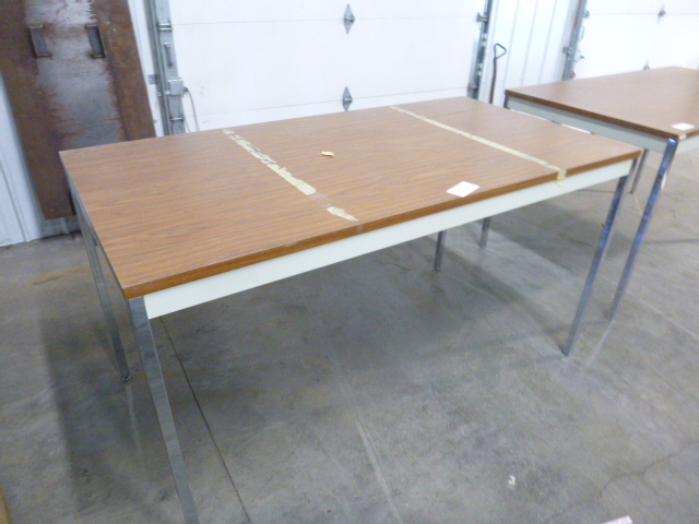 lot 112 image: Table