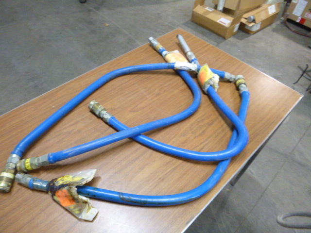 lot 125 image: 4 Quick Disconnect Gas Hoses