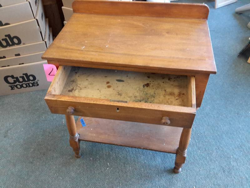 lot 4 image: Occasionalside table with drawer