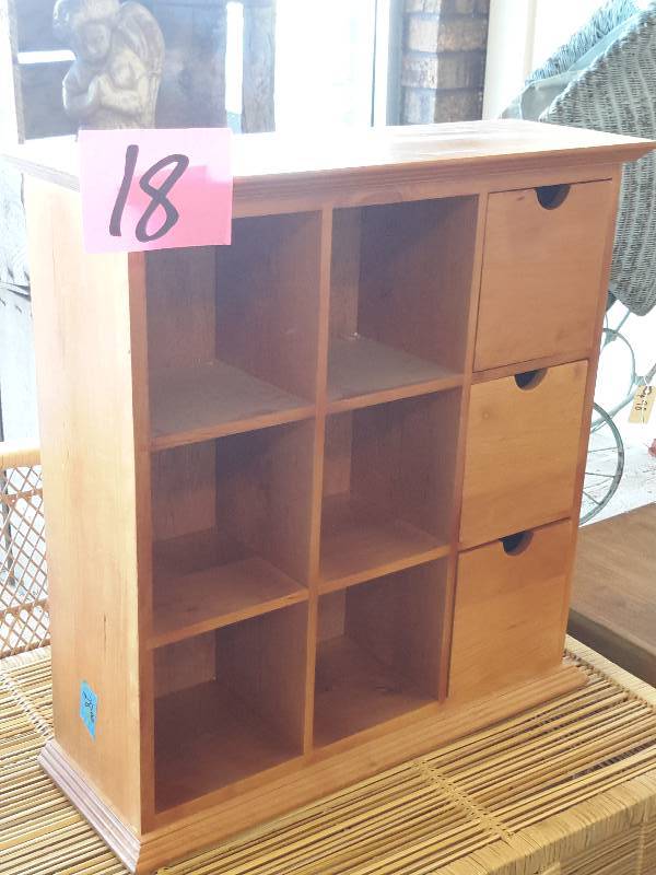 lot 18 image: Nice Display box with 3 drawers. Looks like Maple wood.  16in x 6in x 18 in h