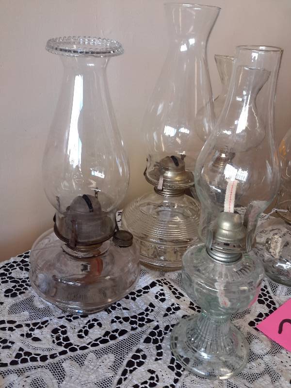 lot 33 image: 5 Kerosene lamps.. All 11in - 15 in Tall.