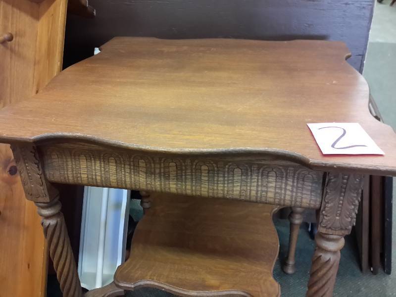 lot 2 image: Beautiful Side table.. Oak wood.