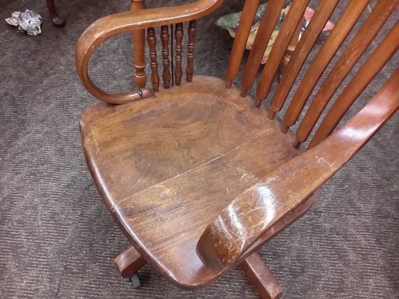 lot 11 image: Antique Desk Chair.. Looks like Oak Wood.. Made by Sheboygan Chair Company.