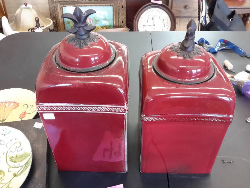 lot 49 image: 2 Glass Square urns with cover, 2 wall plaques