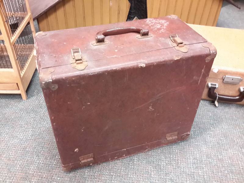 lot 80 image: 3 Vintage Suit Cases.