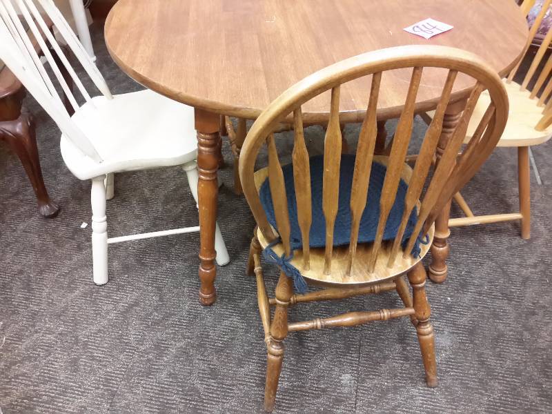 lot 84 image: 42 in Round simulated wood table.. 4 chairs same STYLE, but do not match. All are solid chairs.. Table solid.