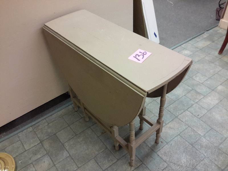 lot 136 image: Folding OVAL table.. 34 in x 46 in when up.